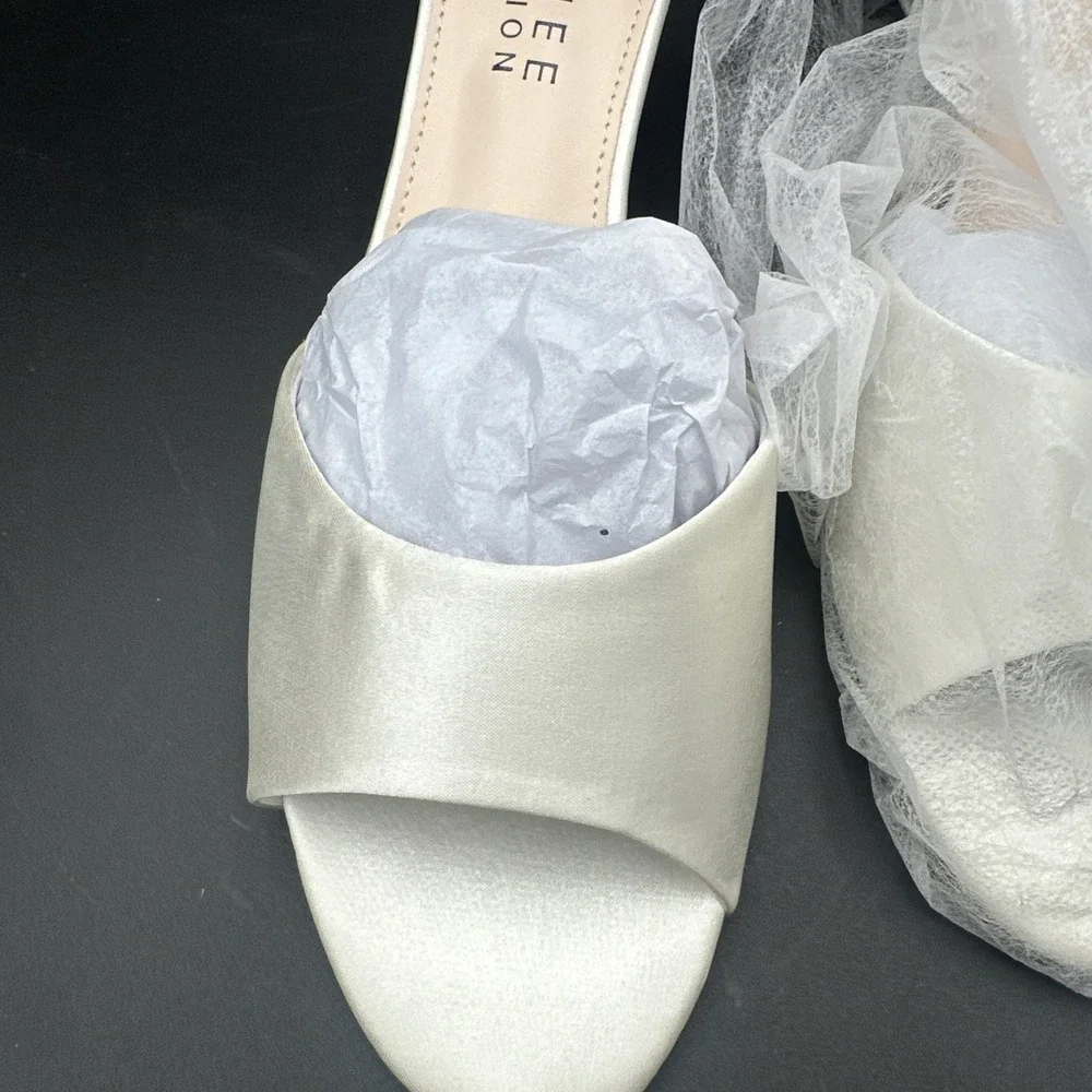 Journee Collection Women's‎ White CONNOR Jeweled Wedges Size 11 Medium